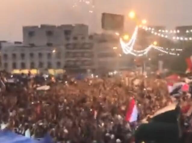 伊朗补时遭绝杀 保安冲进场庆祝 伊拉克万人轰动.jpg